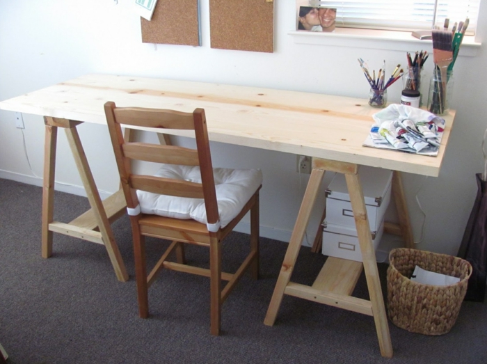 Самото бюро си създава дървена масичка за работа