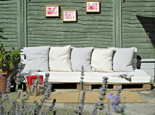 Οι καναπέδες DIY που κατασκευάζονται από Ευρωπαϊκά παλέτες, μαξιλάρια άνετα μαξιλαράκι