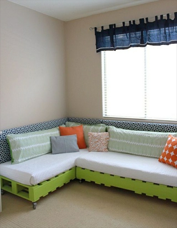 Οι καναπέδες DIY που κατασκευάζονται από ευρωπαλέτες μαξιλάρια είναι άνετα χρώματα