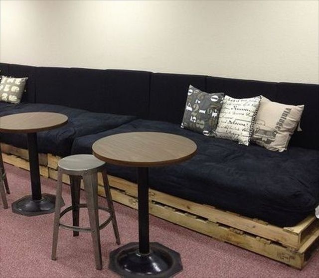 Sofas made of Euro pallets comfortably round table tops