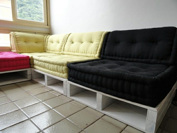 Canapés en euro-palettes confortablement noir jaune