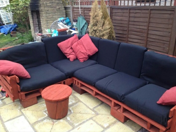Sofas made of Euro pallets black red cushion