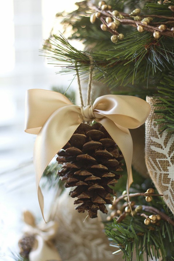 DIY juletre dekorasjoner naturlige materialer