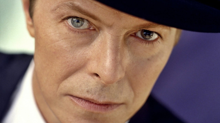 David Bowie mira a la fecha
