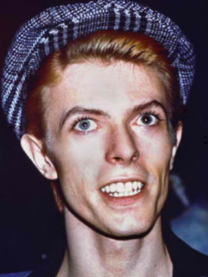 David Bowie mira la vieja imagen