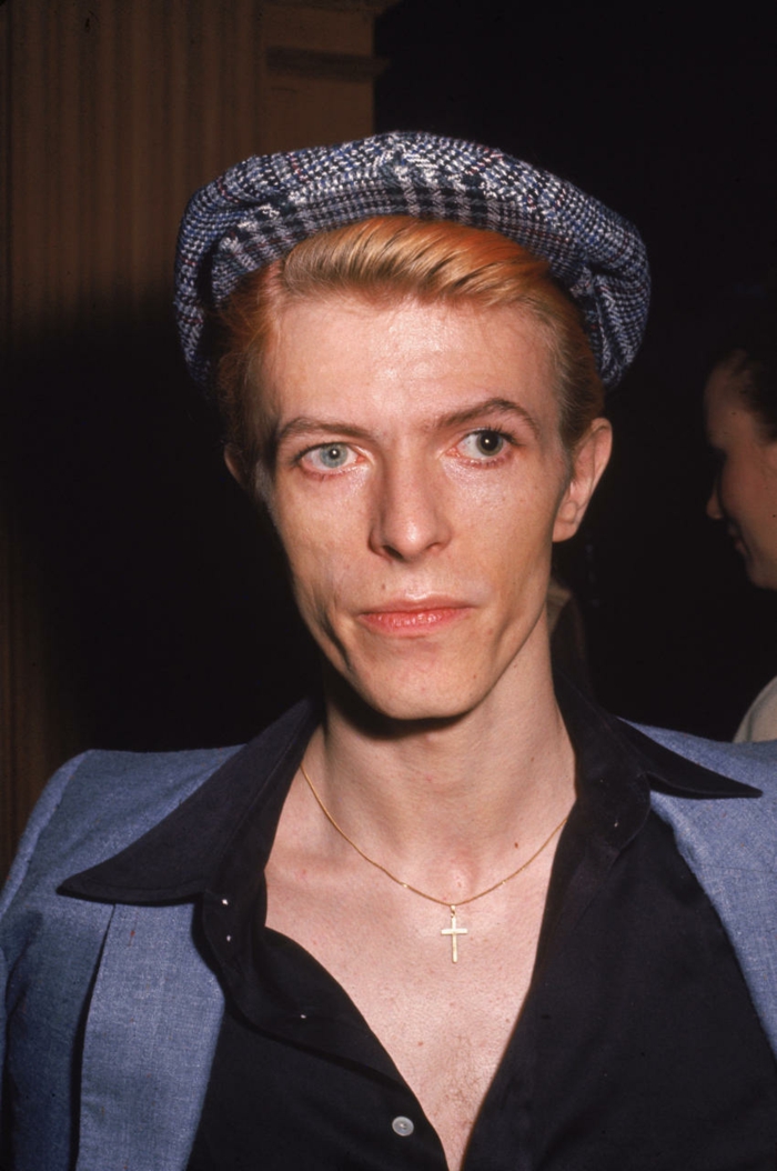 David Bowie mira una foto sexy