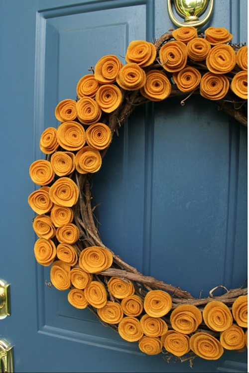 Dekoratyvios idėjos namuose rudens durų vainikas plastikinės geltonos gėlės