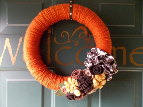idei-casă-toamnă decorare ușă coroană de flori-portocaliu-plastic