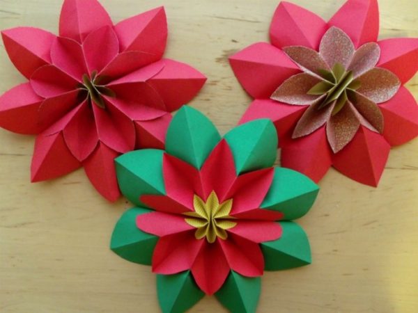 Dekorer dekoration i julfarver med papir
