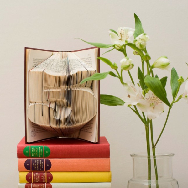Decoración de plantas con papel de libros