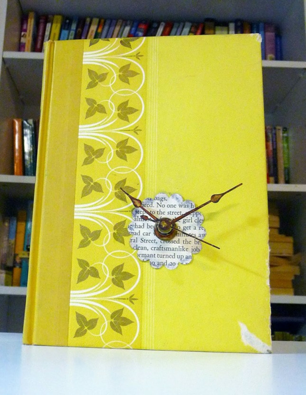 Decoración con sobre amarillo del reloj de libros