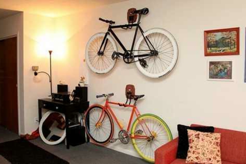 将自行车妥善保存在家中的货架客厅