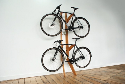 保持自行车在家里正确地站立木材