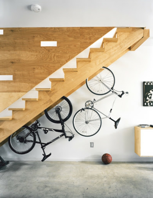 Zelfgemaakte fietsenstalling bij de woning op de juiste manier traptrap
