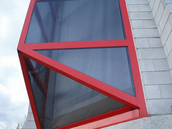 Триъгълник прозорец филм rollos проектира червена рамка на прозореца