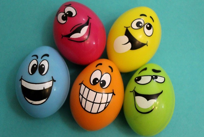 鸡蛋面临着创造性的竞争，复活节彩蛋形成有趣的鸡蛋与面孔