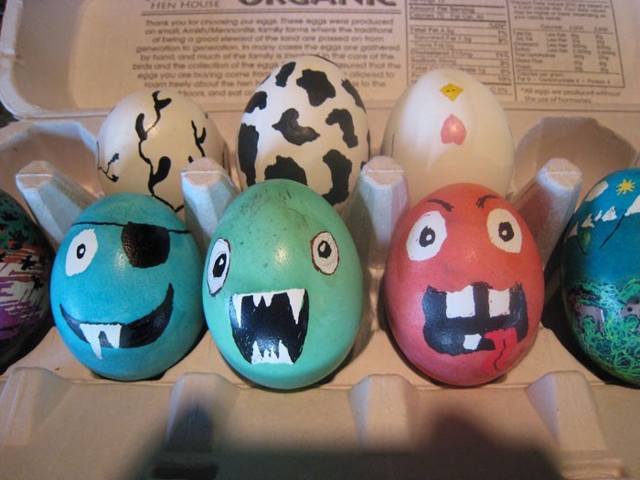 Αυγά αντιμετωπίζουν χρώμα δημιουργικά τέρατα ανταγωνισμού
