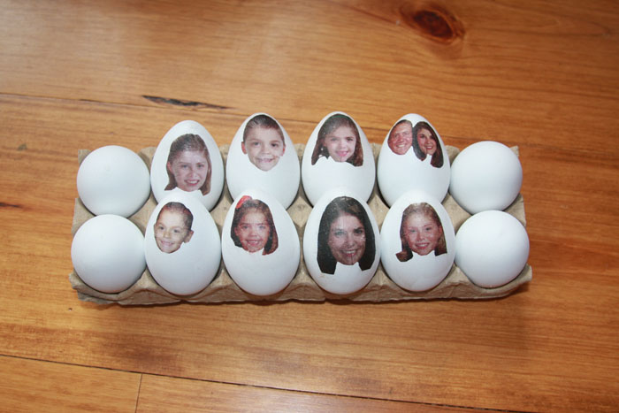 鸡蛋绘画的面孔使复活节彩蛋绘画与面孔绘画复活节装饰自己以家庭照片作为贴纸