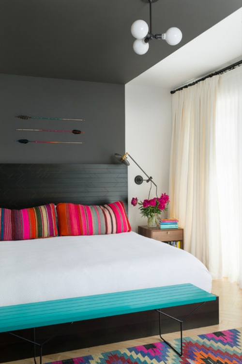 Ideas de diseño de interiores para dormitorio de almohadas de plan abierto colorido