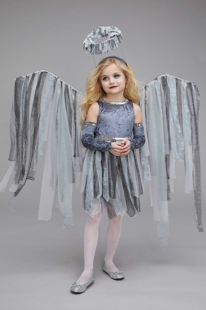 Å lage engelske vinger med papirplater som gjør barnas kostymer