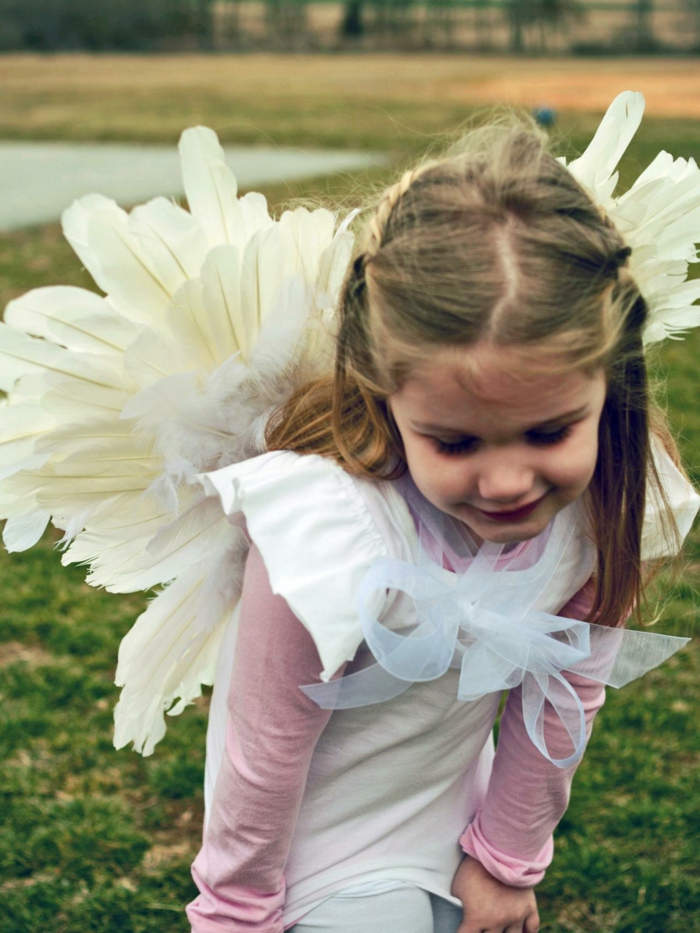 Å lage engelske vinger med papirplattforming med barn laget av fjær
