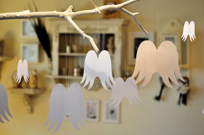Å lage engelvinger med papirplate som gjør papirdekorasjon