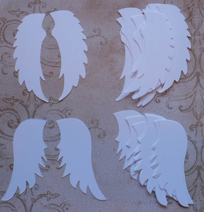 Å lage engelvinger med papirplater som lager papir