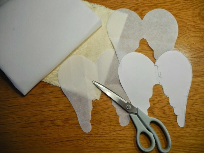Å lage engelske vinger med papirplater og sy
