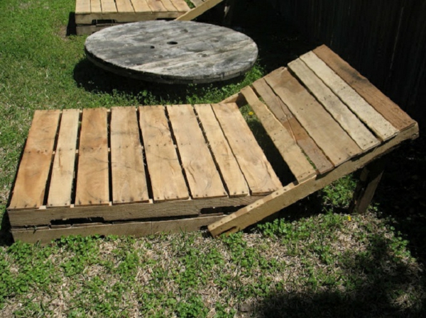 Euro pallets in the garden use flowers lying table