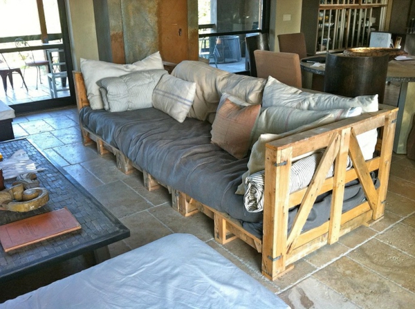Euro pallets in the garden and at home use massive wood sofa cushions