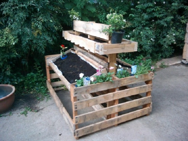 花园里的欧式托盘使用立式植物箱