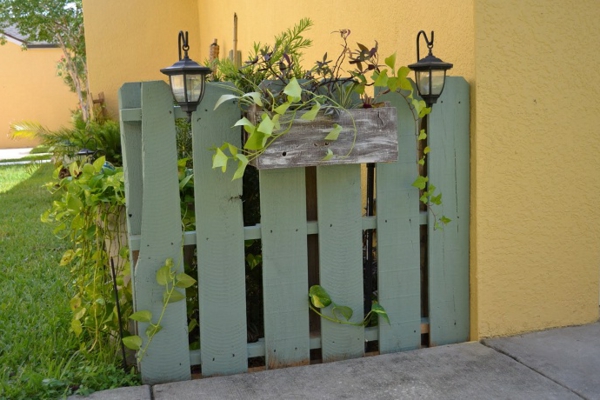 Euro pallets in the garden use fence
