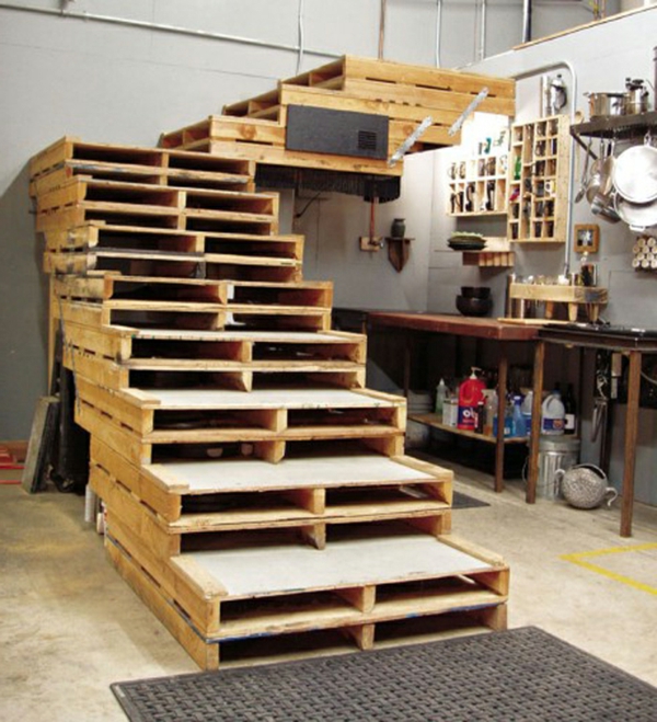 palettes en bois recyclent les escaliers de meubles de jardin