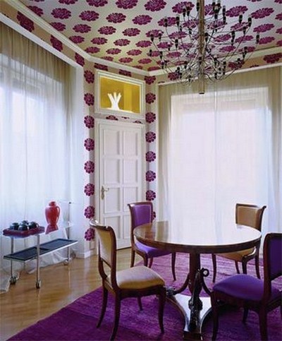 Fantastique plafond violet table de salle à manger table