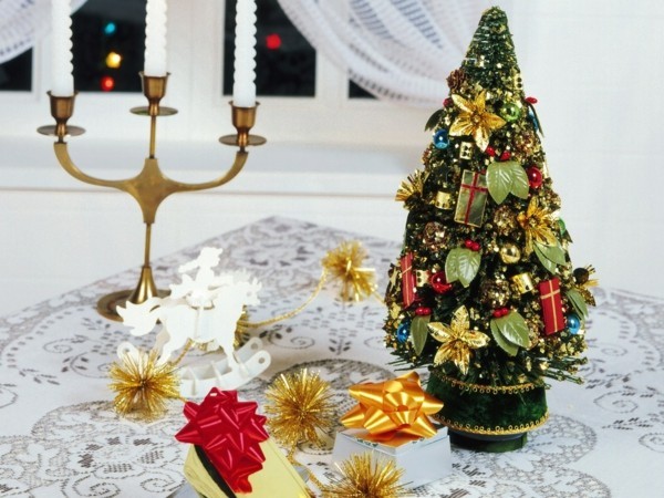 Farget hjemmelaget dekorasjon til jul