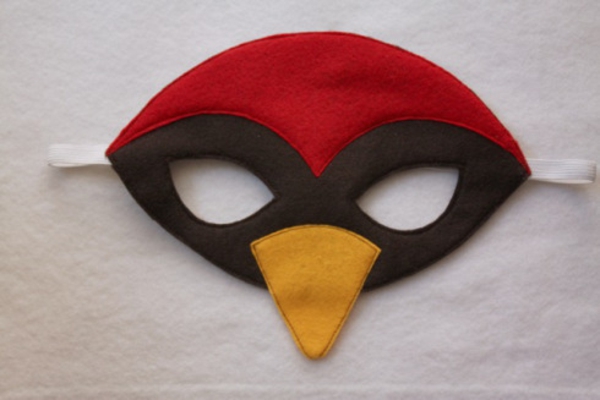 Carnaval-maskers maken boze vogels