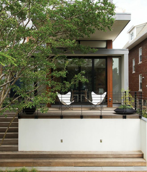 Фасада еднофамилна къща-предни градина-дизайн-растение-дърво-тераса-дървени стълбища