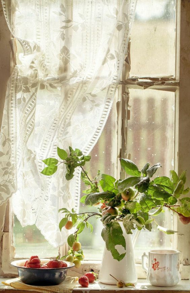 Ikkunan sisustus ideoita keittiö huonekasveja leikata kukkia omenoita