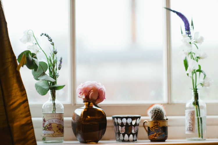 窗口装饰想法厨房室内盆栽植物和美丽的切花装饰花瓶