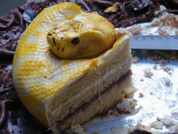 страховити пити страхотни торта украса торта фигурки жълта змия
