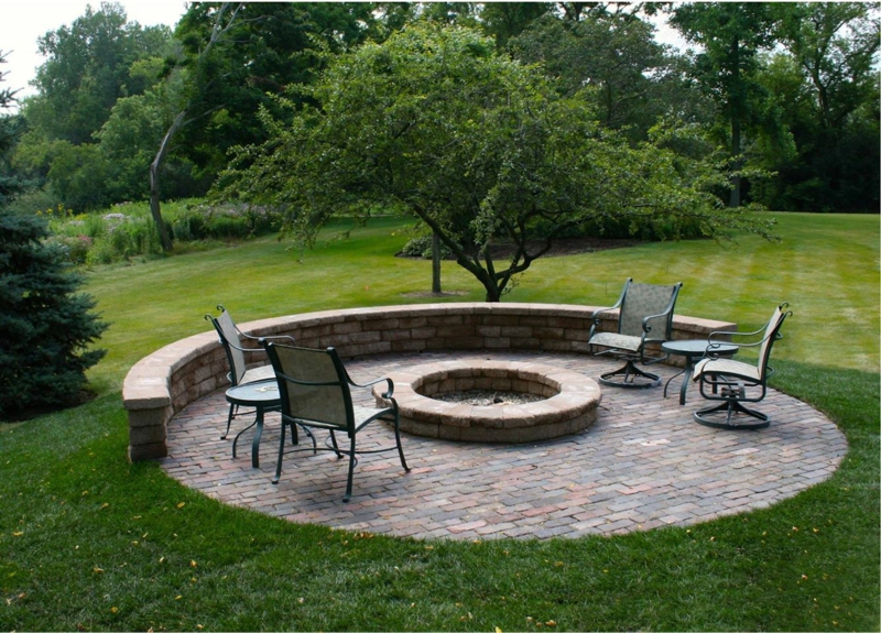 Diseño de jardín de construcción de pozo de fuego con círculo de piedras