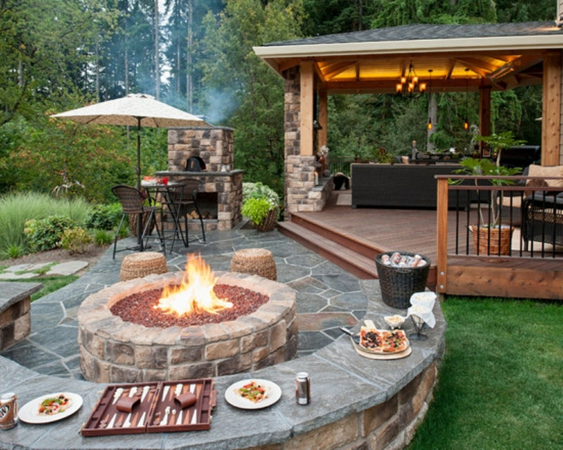 Fosse de feu construire un barbecue dans la maison d'été de jardin