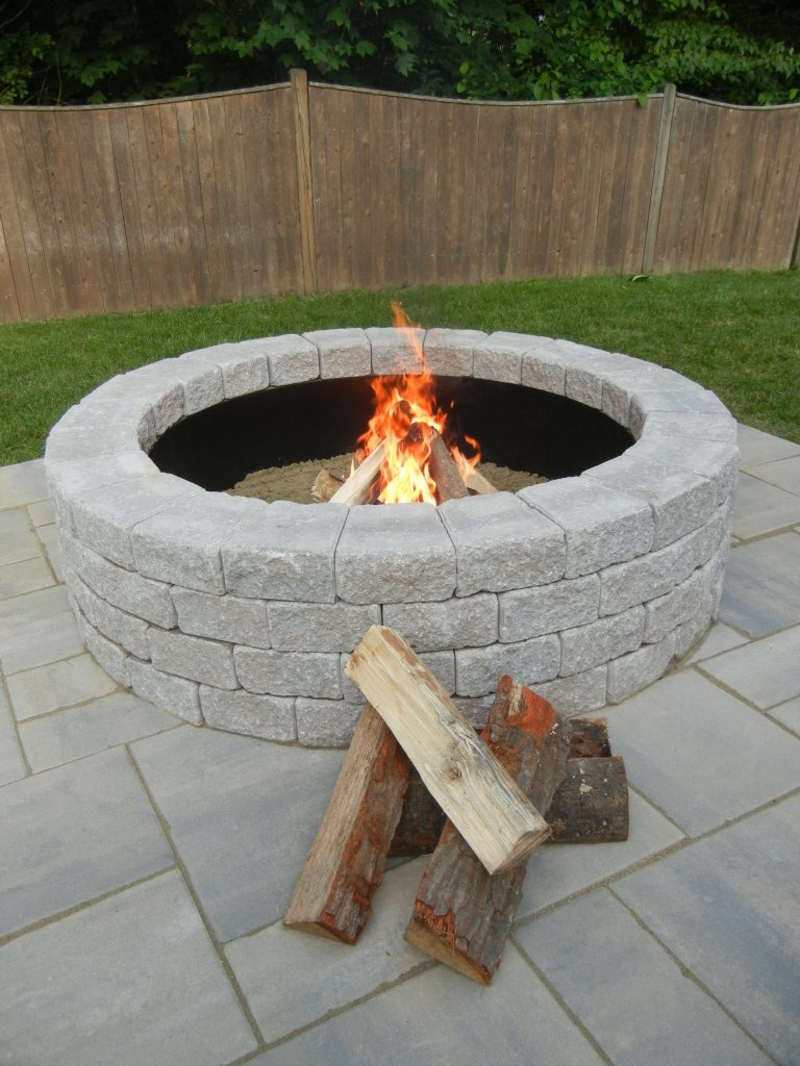 Piedras de construcción de foso de fuego y diseño de jardín de grava acogedoras noches de verano