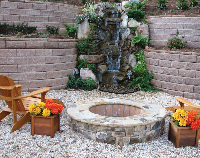 Fire Pit construye piedras de piedra de fuente de agua y diseño de jardín de grava acogedoras noches de verano