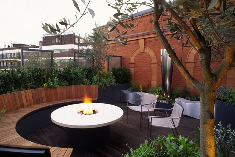 Τζάκι πυρκαγιάς δημιουργεί σύγχρονο τραπέζι σχεδιασμού κήπου με ενσωματωμένο διακοσμητικό τζάκι