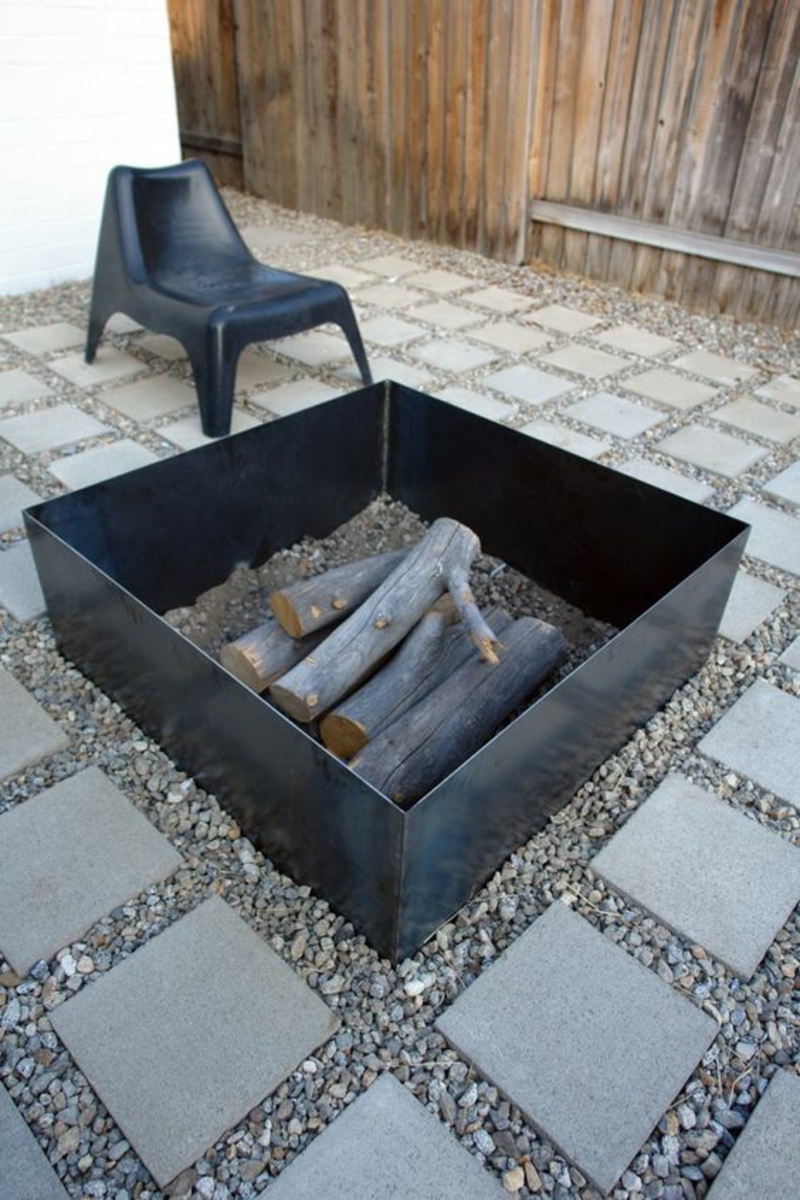 Diseño de jardín cuadrado de construcción de pozo de fuego con círculo de piedras