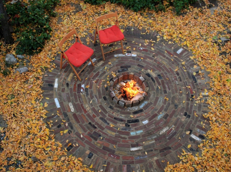 El propio pozo de fuego construye piedras y diseño de grava en el jardín