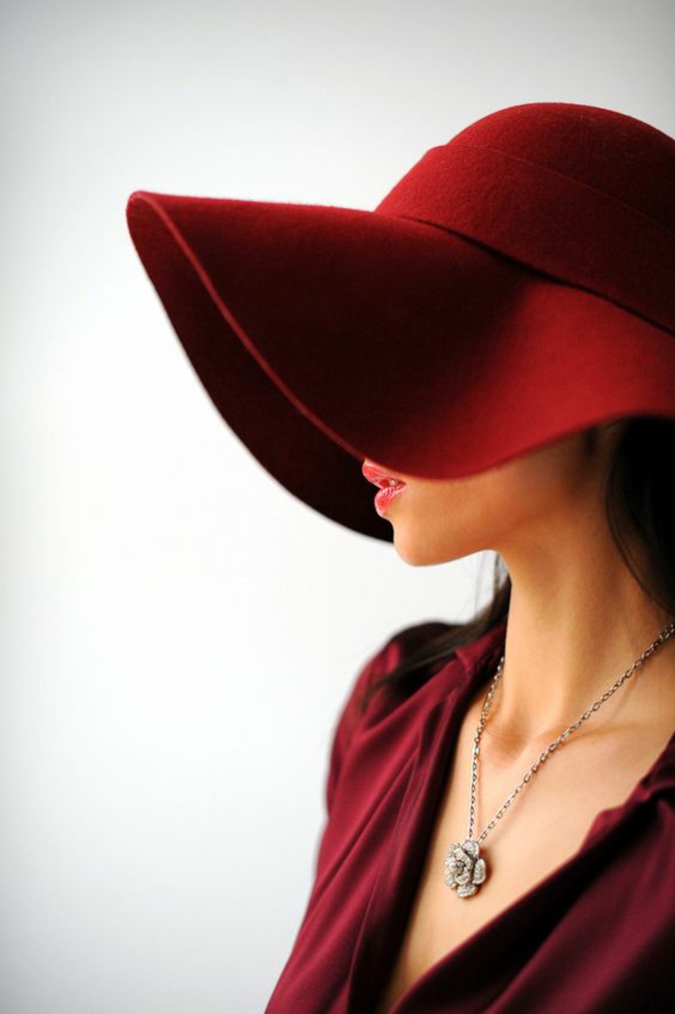 毛毡帽女士红色女装的时尚和造型技巧
