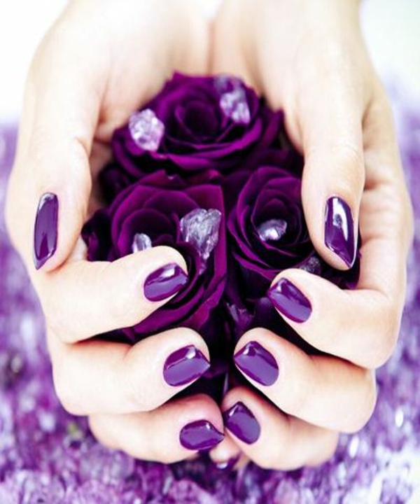 设计紫色指甲的照片