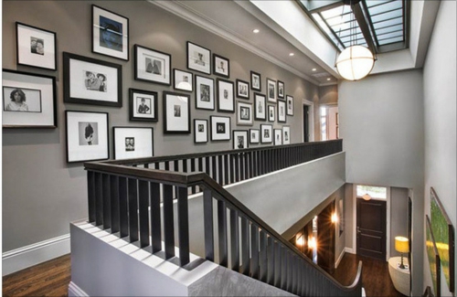 Mur de photo avec des photos de famille conception escalier cadre photo noir